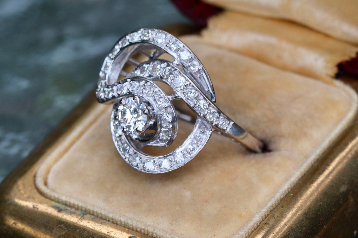 18k white gold swirly diamond ring 2 ctw size 7 sizable