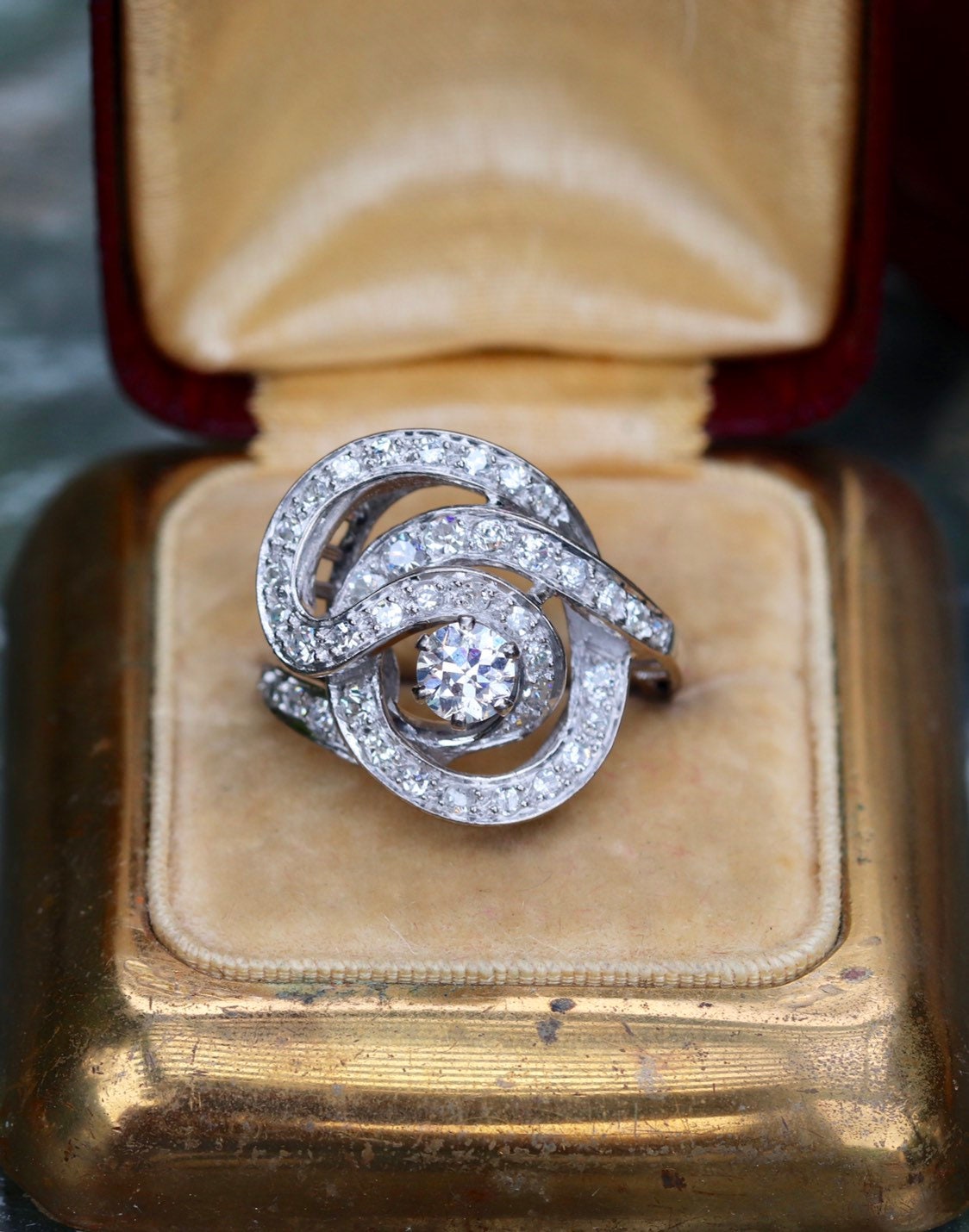 18k white gold swirly diamond ring 2 ctw size 7 sizable