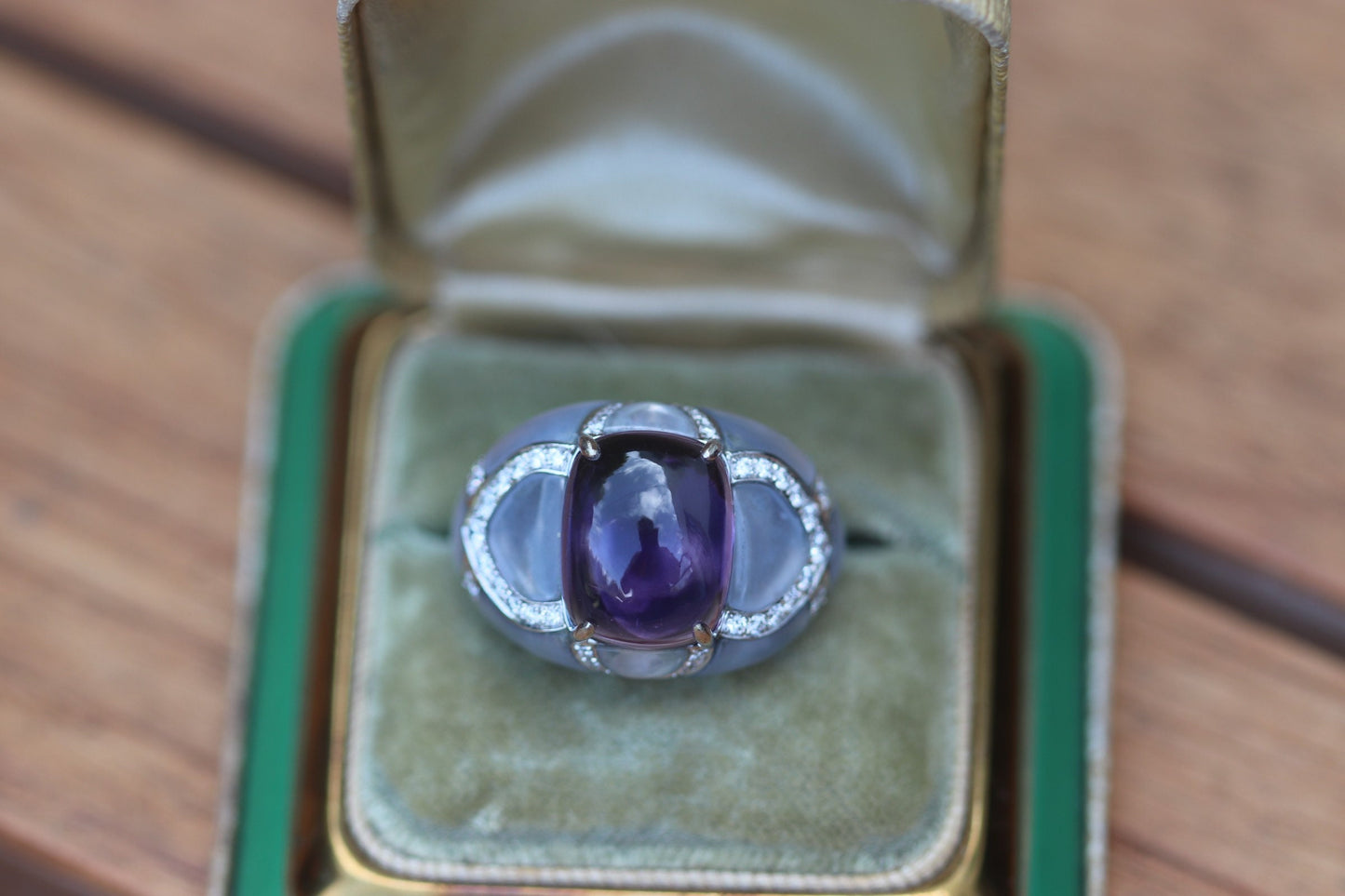 Amethyst cabochon set in inlaid quartz 18 kt size 7 sizable