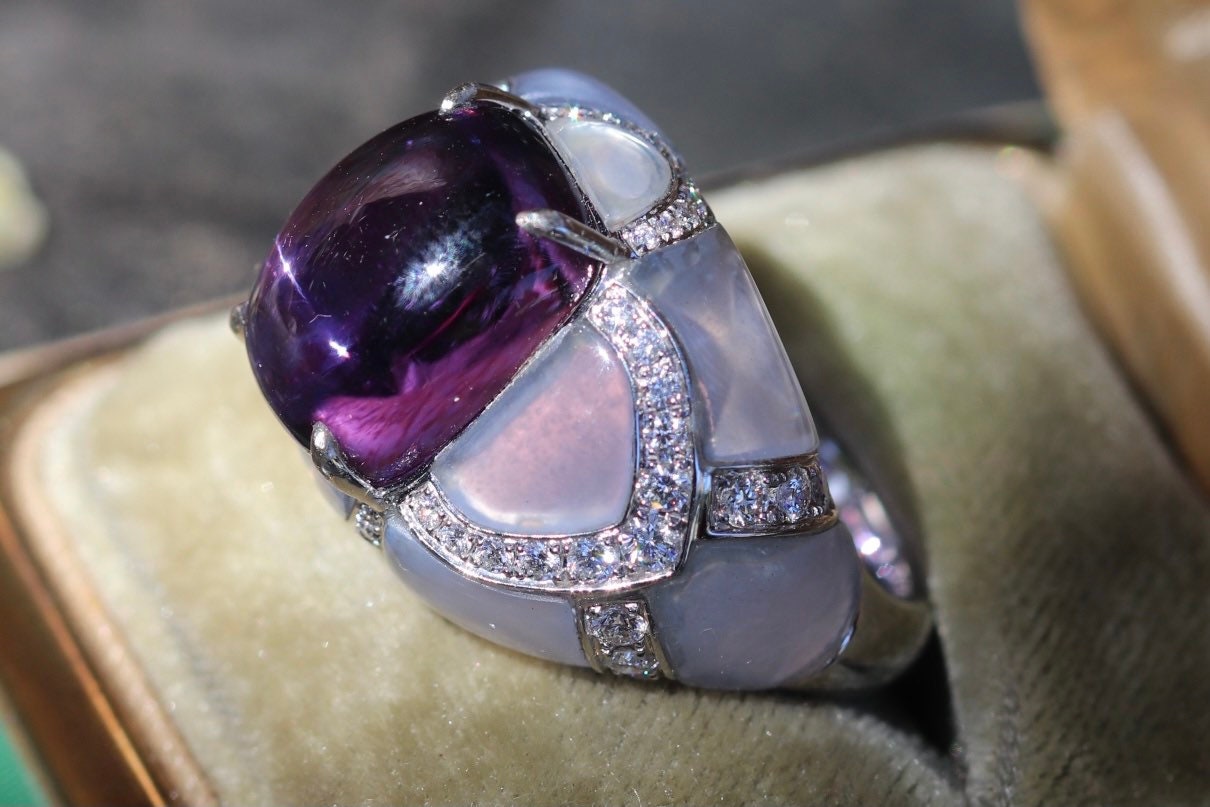 Amethyst cabochon set in inlaid quartz 18 kt size 7 sizable