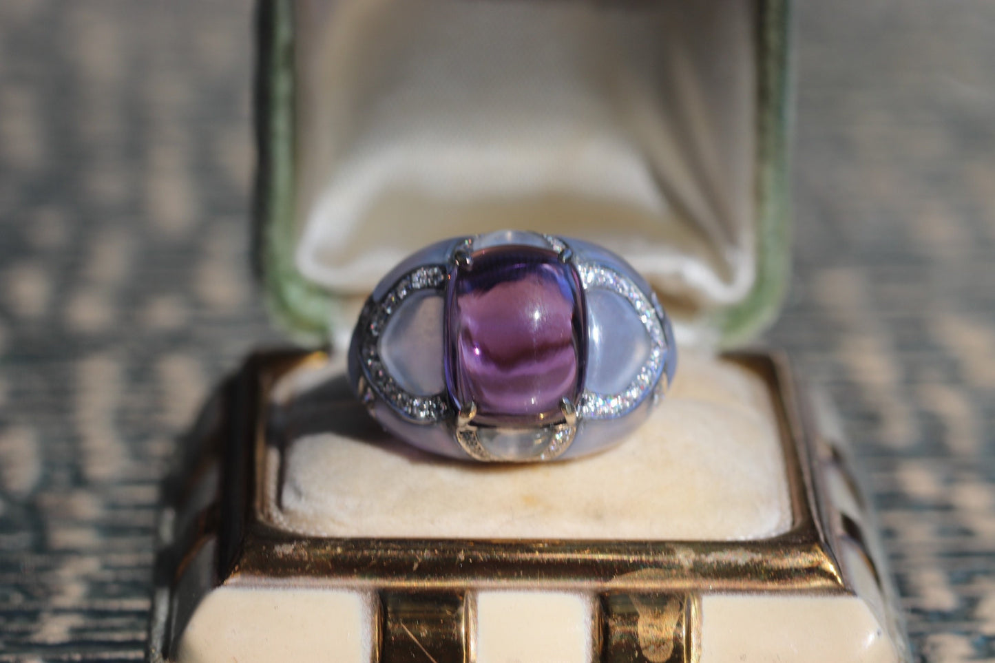 Amethyst cabochon set in inlaid quartz 18 kt size 7 sizable