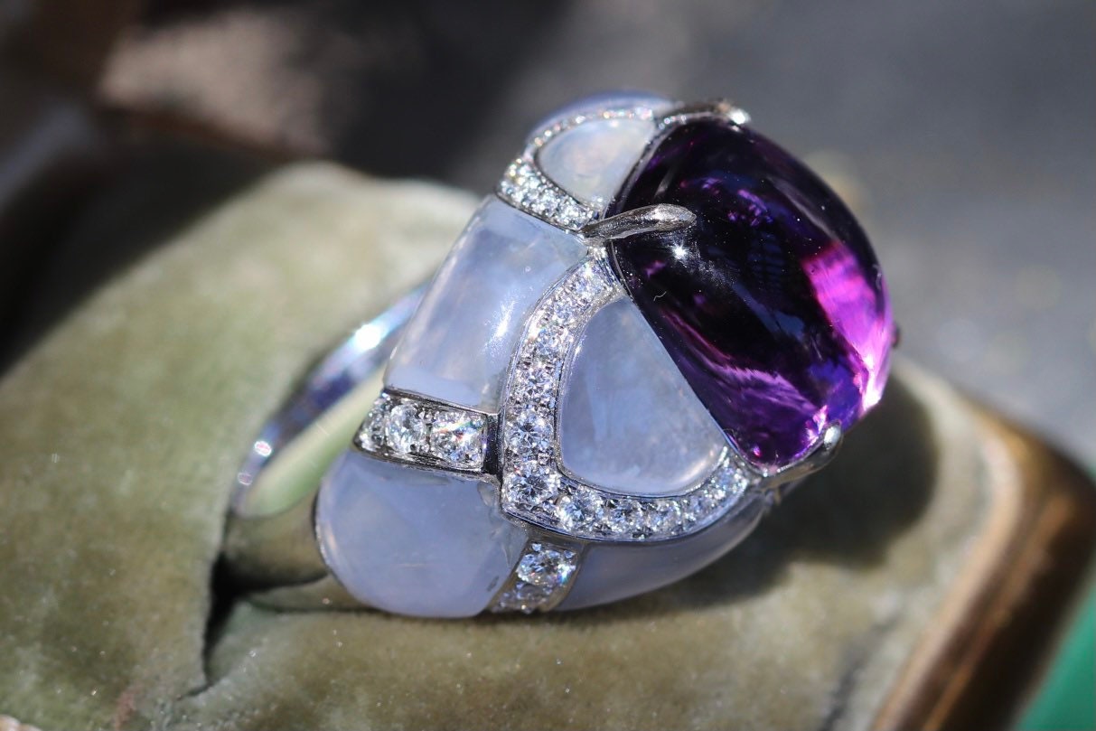 Amethyst cabochon set in inlaid quartz 18 kt size 7 sizable